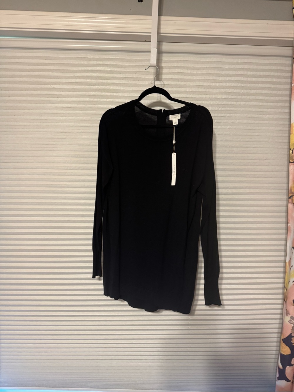 Women's Black Long-Sleeve Crew Neck sweater
